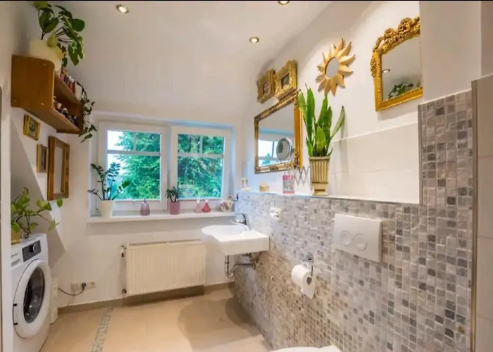 Dachgeschosswohnung Mit Garten *